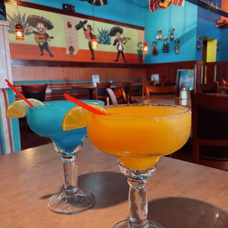 Happy Hour and Amazing Cocktails 🍹